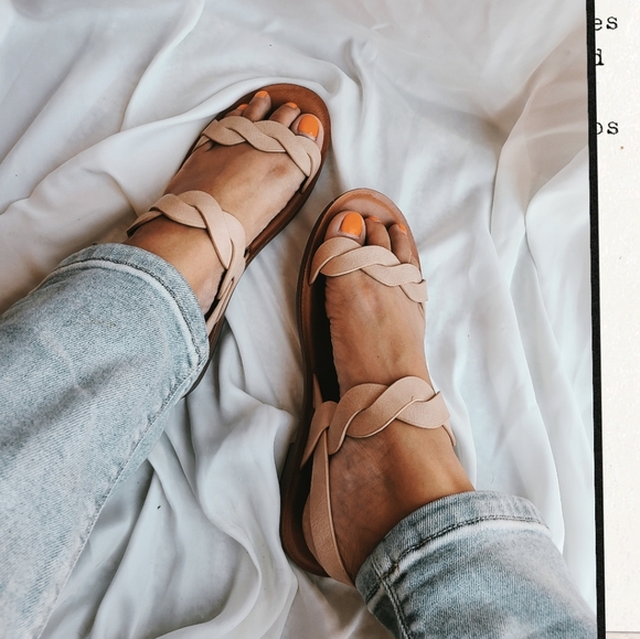 🚨FEW PAIRS LEFT// Beige Sandal - Picture 3 of 5